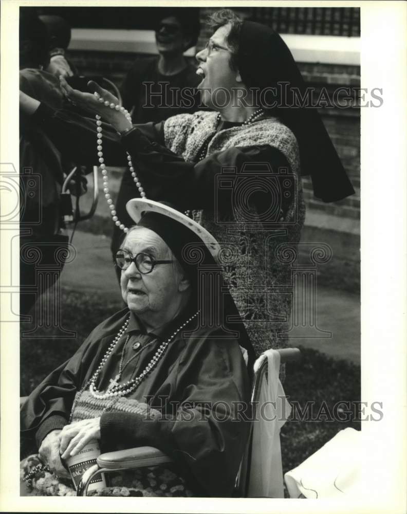 1995 Press Photo Sister Mary Matthew watching the Thoth Parade - Historic Images