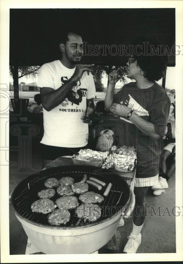 1990 Press Photo Ester McAlister &amp; Shelley Augustine- Deaf Heritage Month picnic - Historic Images