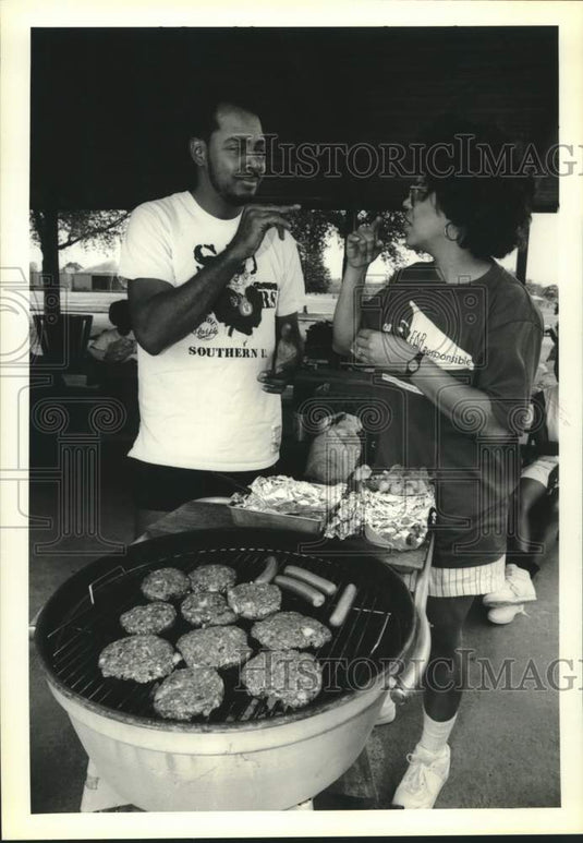 1990 Press Photo Ester McAlister & Shelley Augustine- Deaf Heritage Month picnic - Historic Images