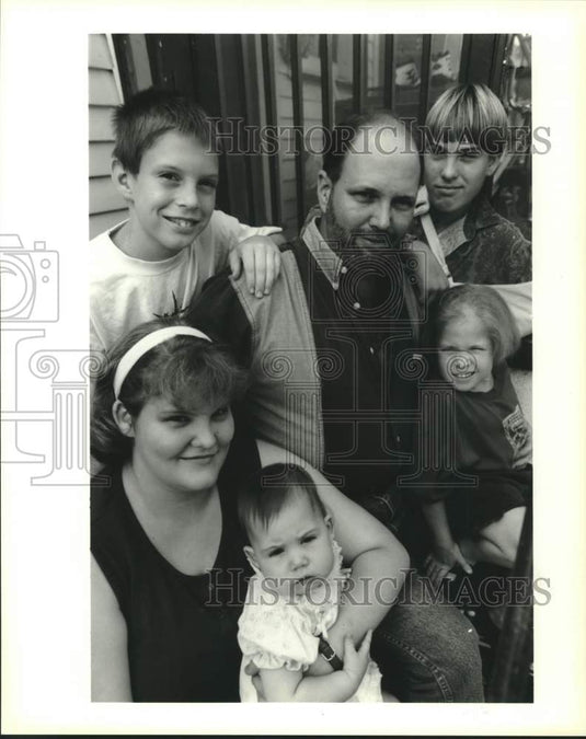 1995 Press Photo Single parent George Mazzeno with his 4 children & grandchild - Historic Images