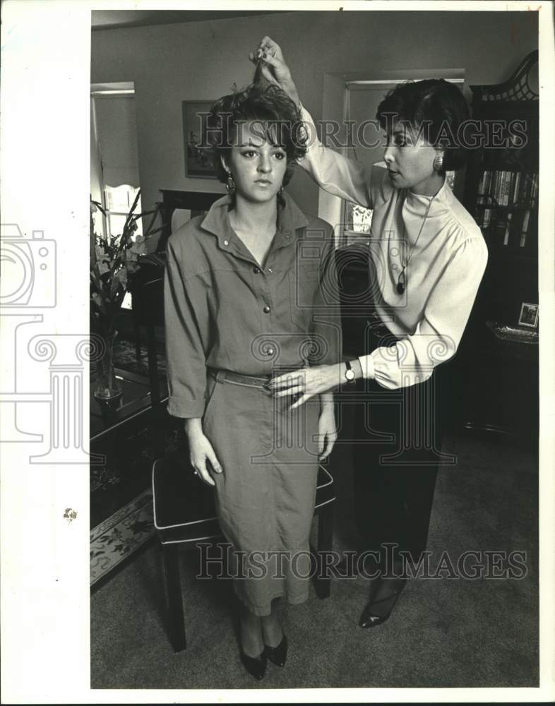 1987 Press Photo Katherine Sturgill at Jackie Maysonnave&#39;s Etiquette Class - Historic Images