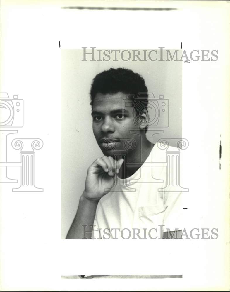 1992 Press Photo Ezell McClinton, associate editor of the Xavier Herald - Historic Images