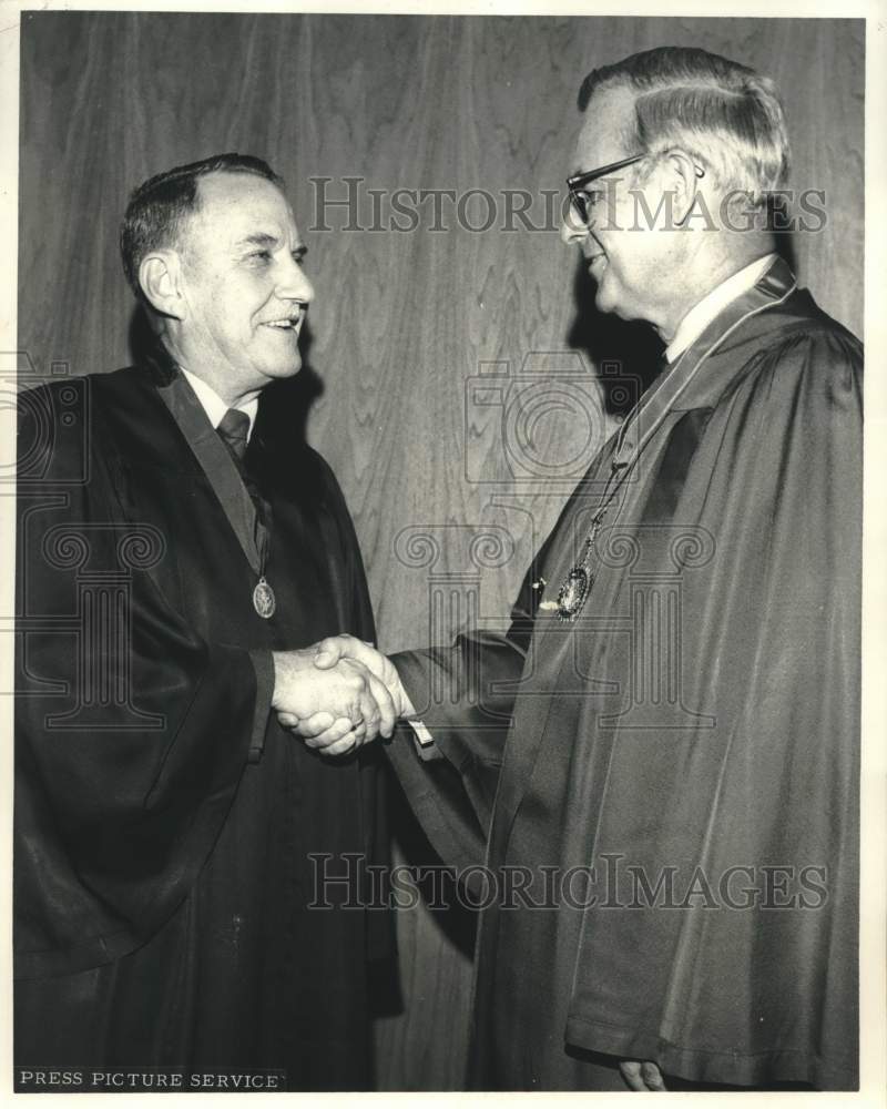 1971 Press Photo AIA Fellow Murvan Maxwell congratulated by Robert Hastings FAIA - Historic Images