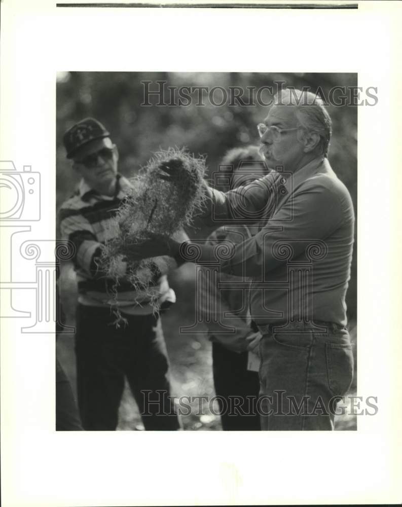 1993 Press Photo Ken Mayer leads birding tour in Fontainebleau State Park - Historic Images