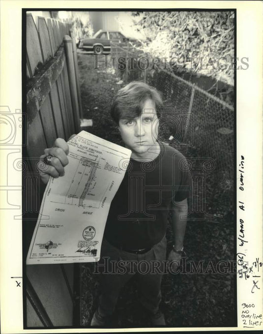 1990 Press Photo John Mayer to sell to him and neighbors old alley way - Historic Images
