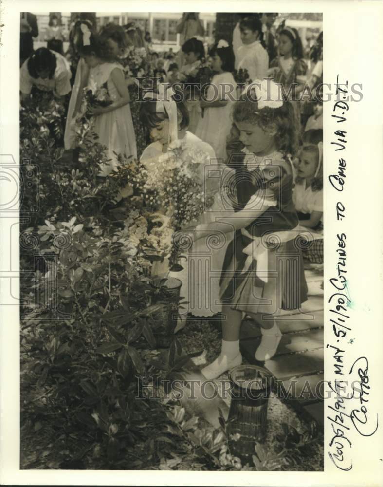 1990 Press Photo Little girls participating in the May Day Celebrations - Historic Images