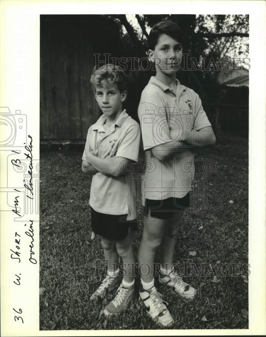 1988 Press Photo Jack standing back to back with his twin Jud May - Historic Images