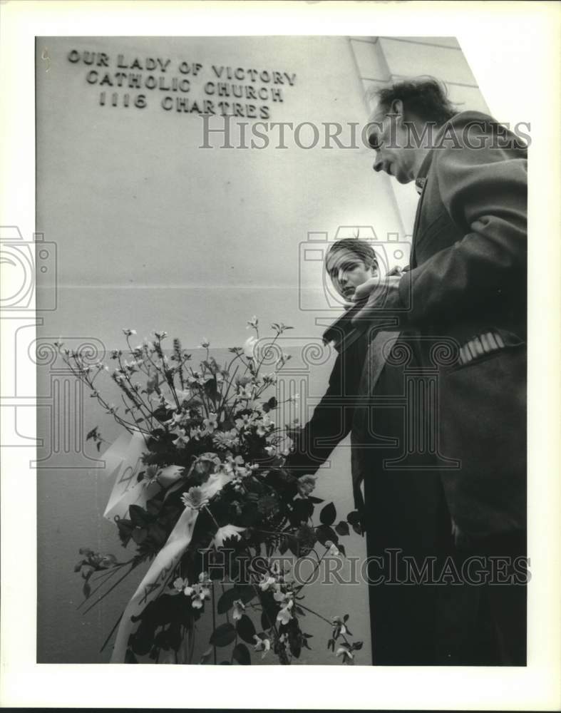 1993 Press Photo Philip Matte places a wreath where Julie Slott was shot &amp; died - Historic Images