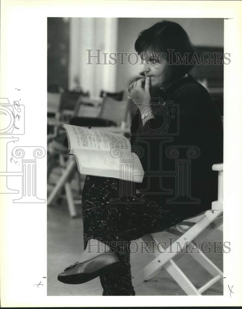 1992 Press Photo Director Anne Massey watch rehearsals for &quot;Catch Me If You Can&quot; - Historic Images