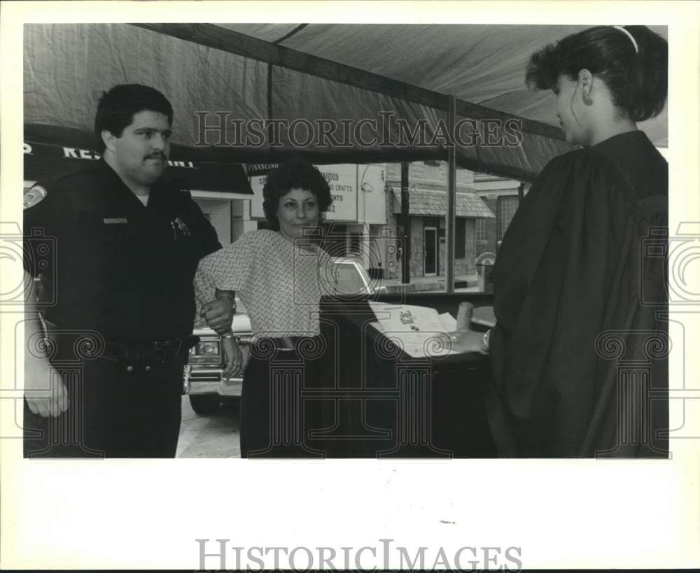 1989 Press Photo Lollie Thurman escorted to First Kangaroo Court for Fund Raiser - Historic Images