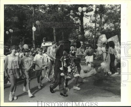 Press Photo Mickey and Minnie Mouse walk to raise money for the March of Dimes - Historic Images