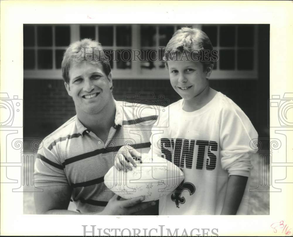 1988 Press Photo Mandeville School student Brian Mayhal with Saints&#39; Steve Korte - Historic Images