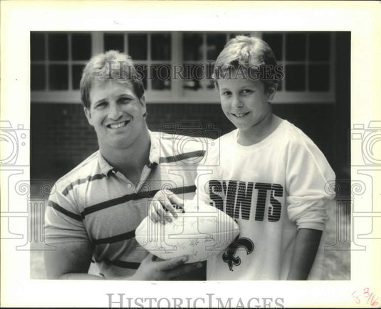 1988 Press Photo Mandeville School student Brian Mayhal with Saints' Steve Korte - Historic Images