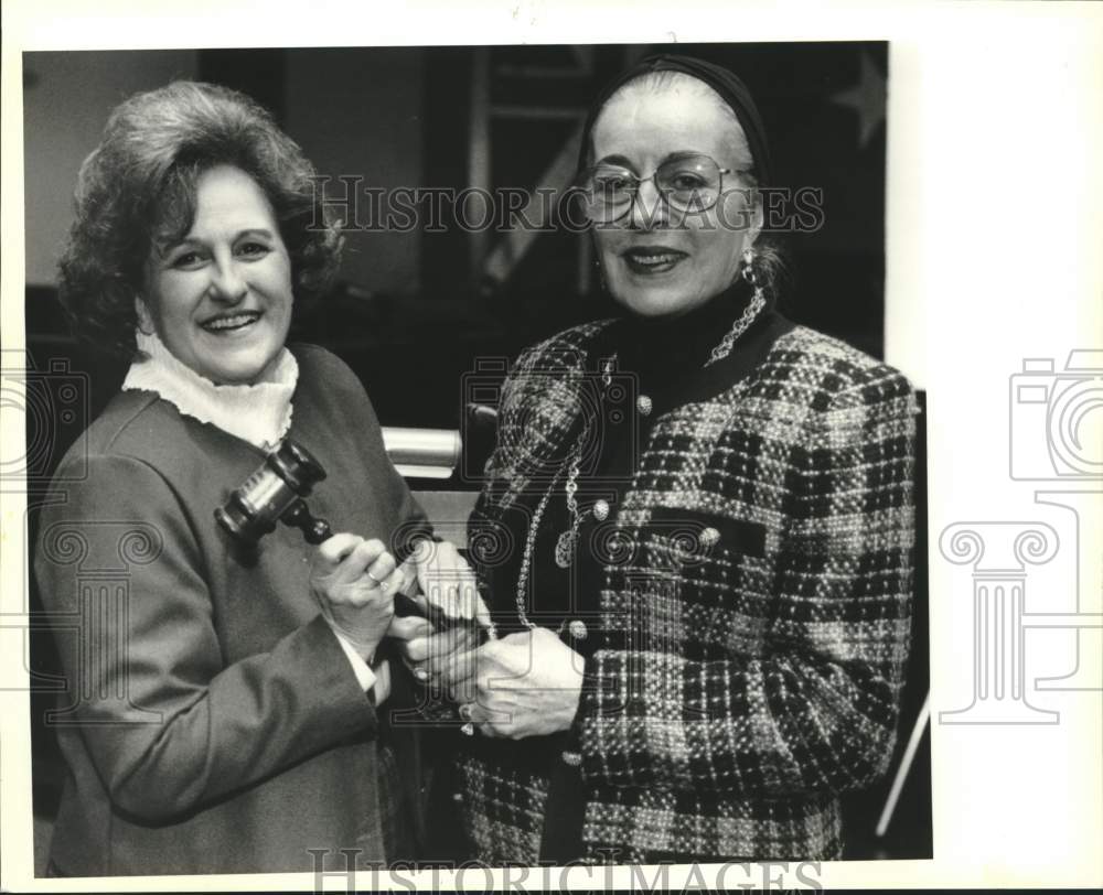 1992 Press Photo Olga Roth gives St. Tammany Society gavel to Anna Mae Maylie - Historic Images