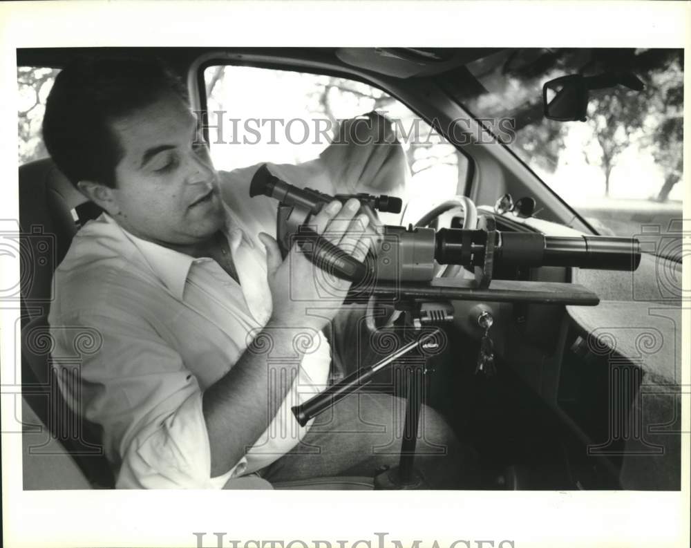 1993 Press Photo Private Investigator Ed Maury adjust the controls of his camera - Historic Images