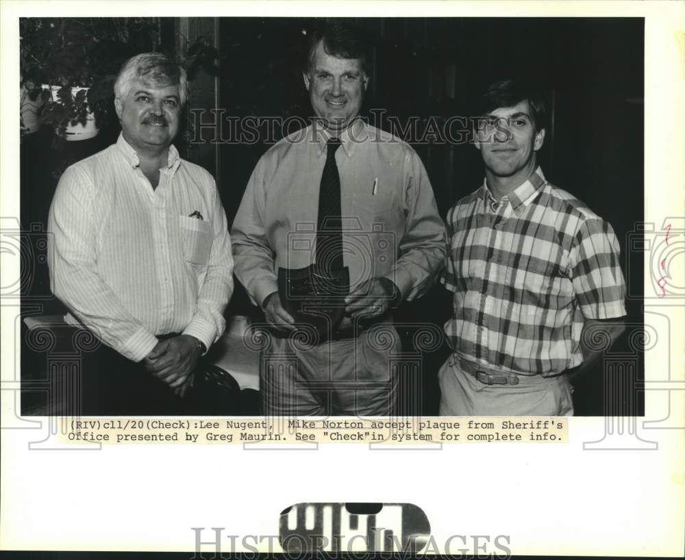 1988 Press Photo  Lee Nugent and Mike Narton accept a plaque from Greg Maurin - Historic Images