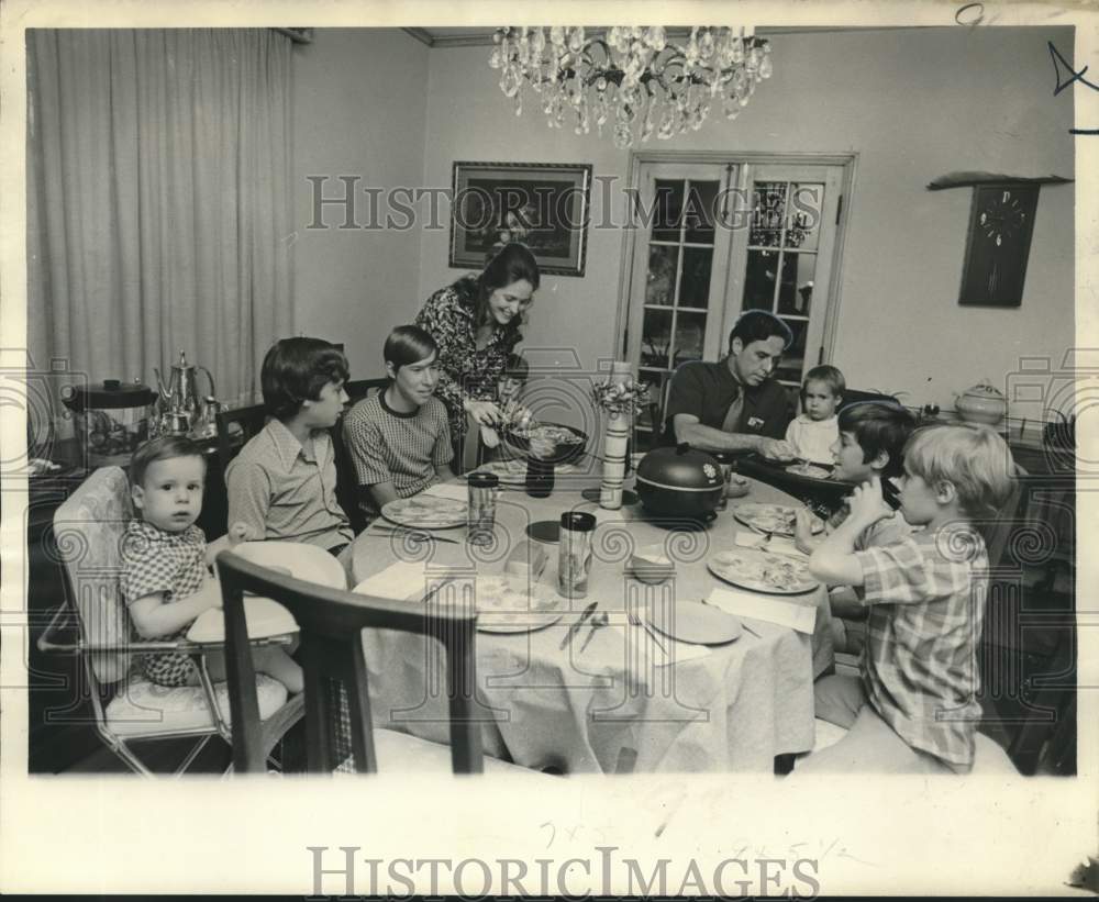 1974 Press Photo Mr. and Mrs. Anthony Maurins and their children during dinner-Historic Images