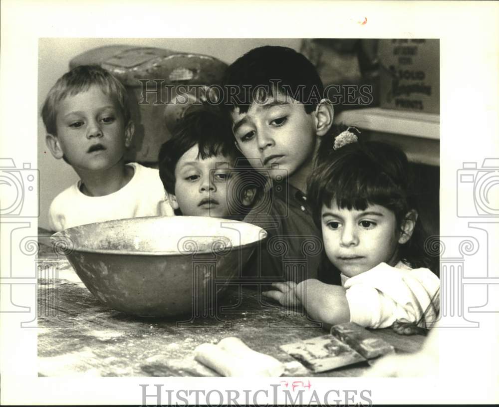 1988 Press Photo Children watch rolling of dough at Maurice&#39;s French Pastries - Historic Images