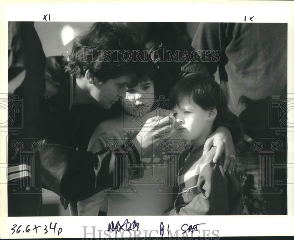 1992 Press Photo Bystander wipes a tear from Lee Kozak&#39;s face after accident - Historic Images