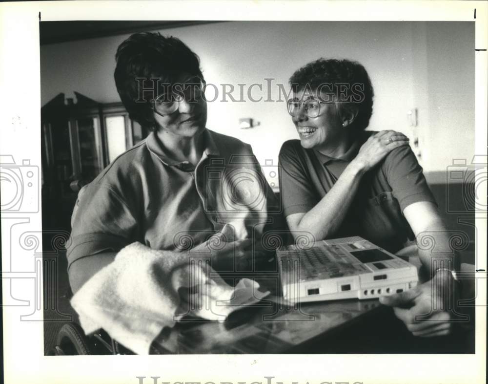 1992 Press Photo Sharon Kowalski, a paraplegic with her guardian Karen Thompson - Historic Images