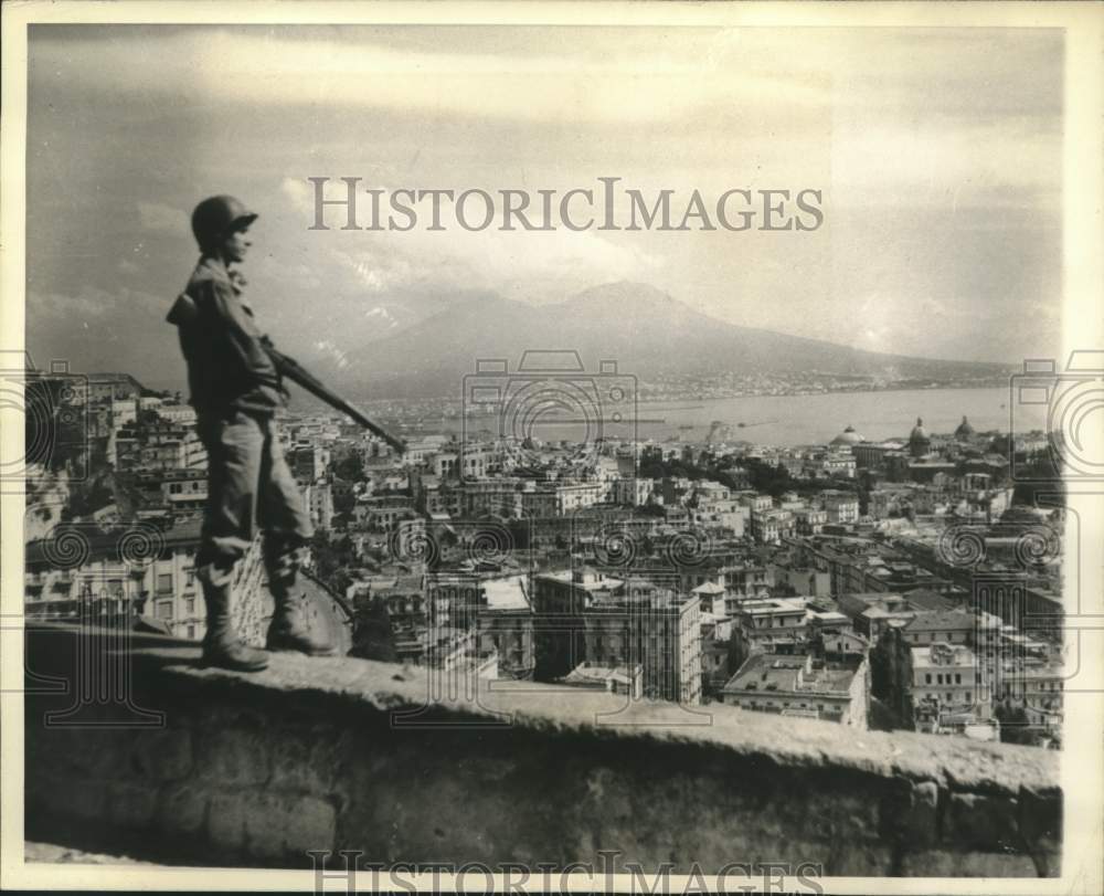 Press Photo American soldier overlooking the panorama of Naples, Italy - Historic Images