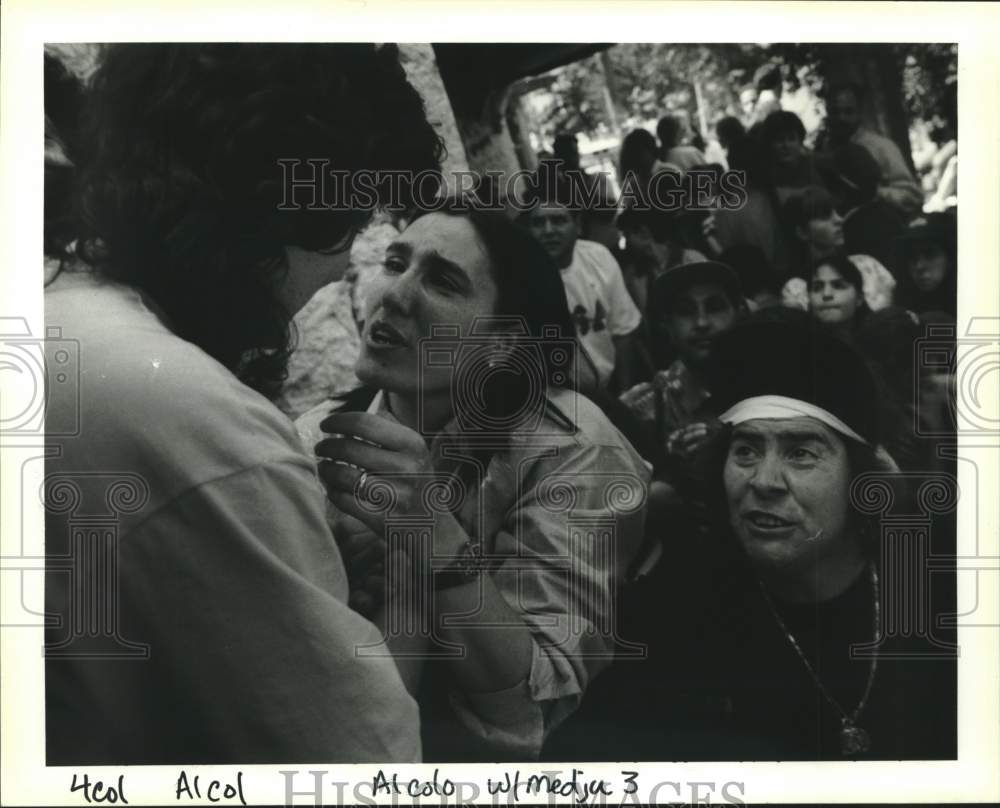 1994 Press Photo Believers struggle to touch and be close to Vicka Ivankovich - Historic Images