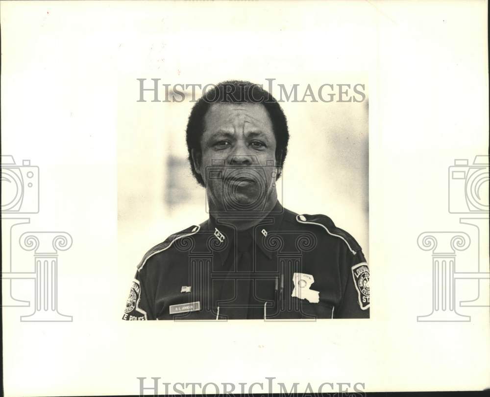 1986 Press Photo State trooper Henry Johnson outside St. Bernard courthouse - Historic Images