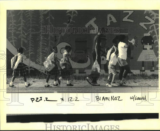 1992 Press Photo Students and parents walk past mural at Laurel Elementary - Historic Images