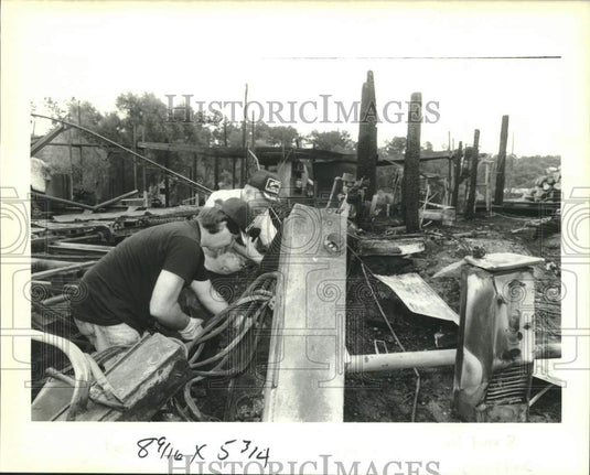 1989 Press Photo Employees of Jenkin's Lumber dismantle electrical fixture - Historic Images
