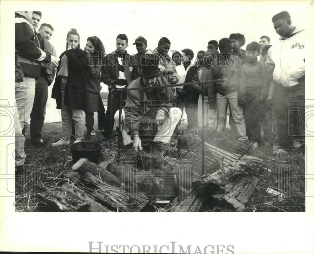 1992 Press Photo Ned Jenkins portrays a Tennessee Militiaman as students look on - Historic Images