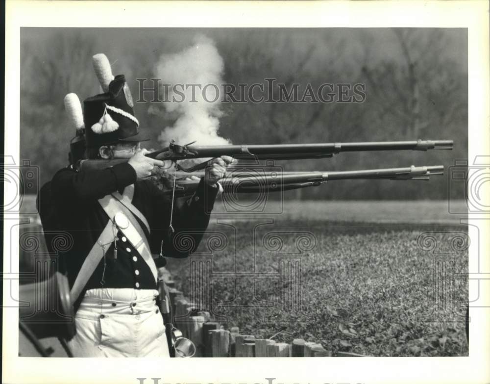 1992 Press Photo Members of the 7th U.S. infantry shoot their muskets - Historic Images