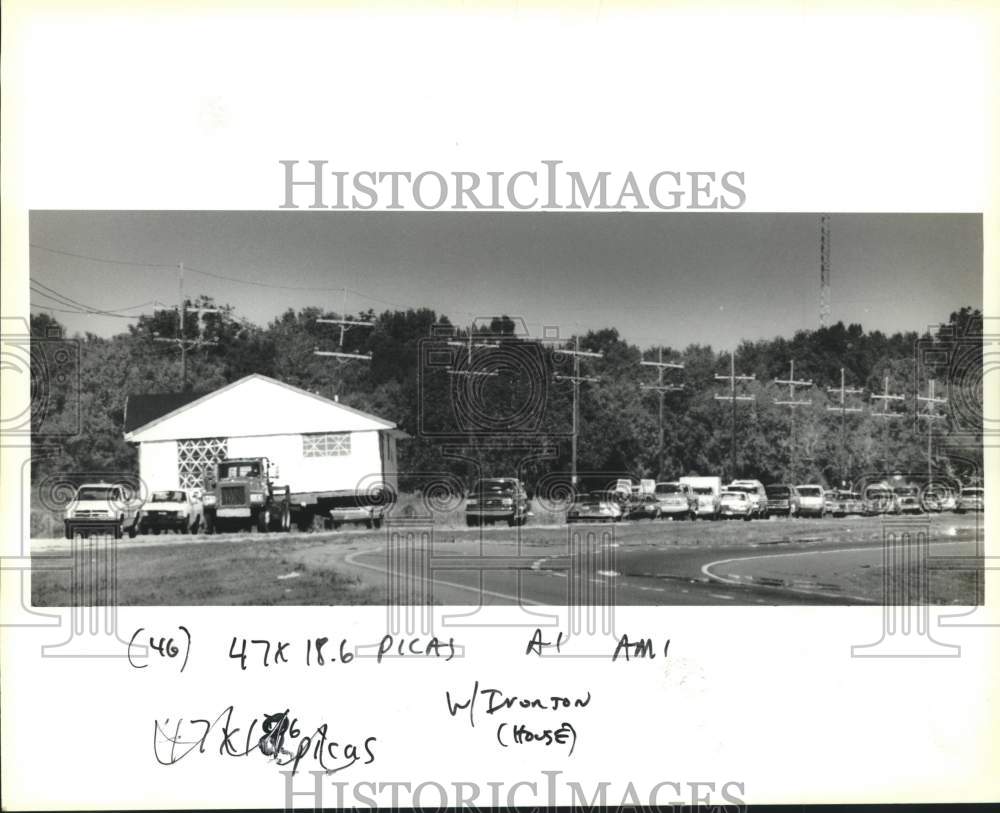 1990 Press Photo Pearl Jennifer and her family&#39;s new wood frame home - Historic Images