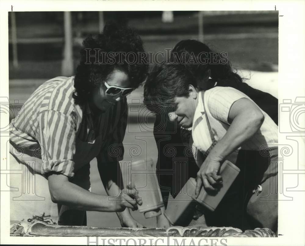 1990 Press Photo Julie Cox &amp; Kathy Massa pour colored sugar at Slidell Hospital - Historic Images