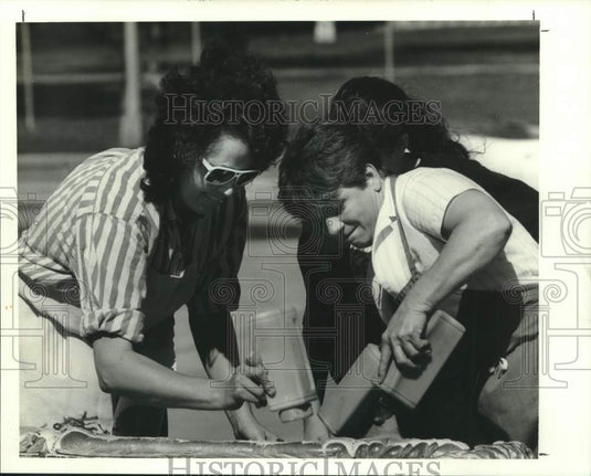1990 Press Photo Julie Cox & Kathy Massa pour colored sugar at Slidell Hospital - Historic Images