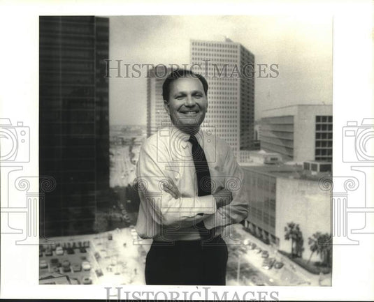 1987 Press Photo Raymond "Chip" Mason talks about merging brokerage firms - Historic Images