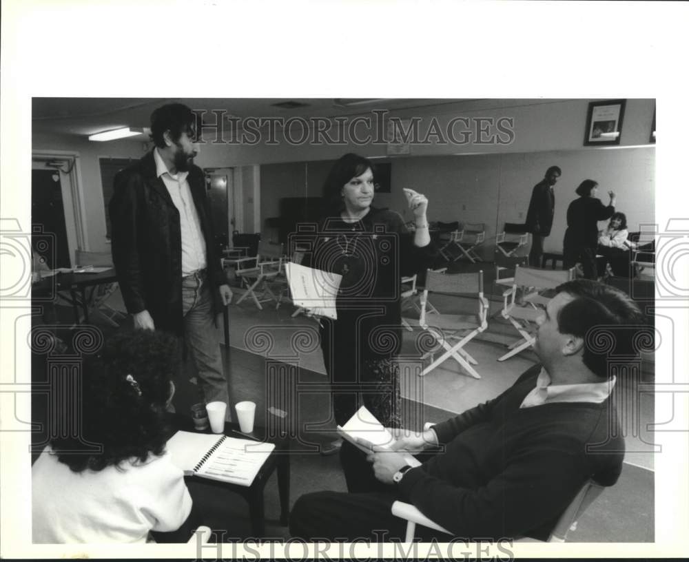 1992 Press Photo Anne Massey directs scene from &quot;Catch Me If You Can&quot; in Kenner - Historic Images