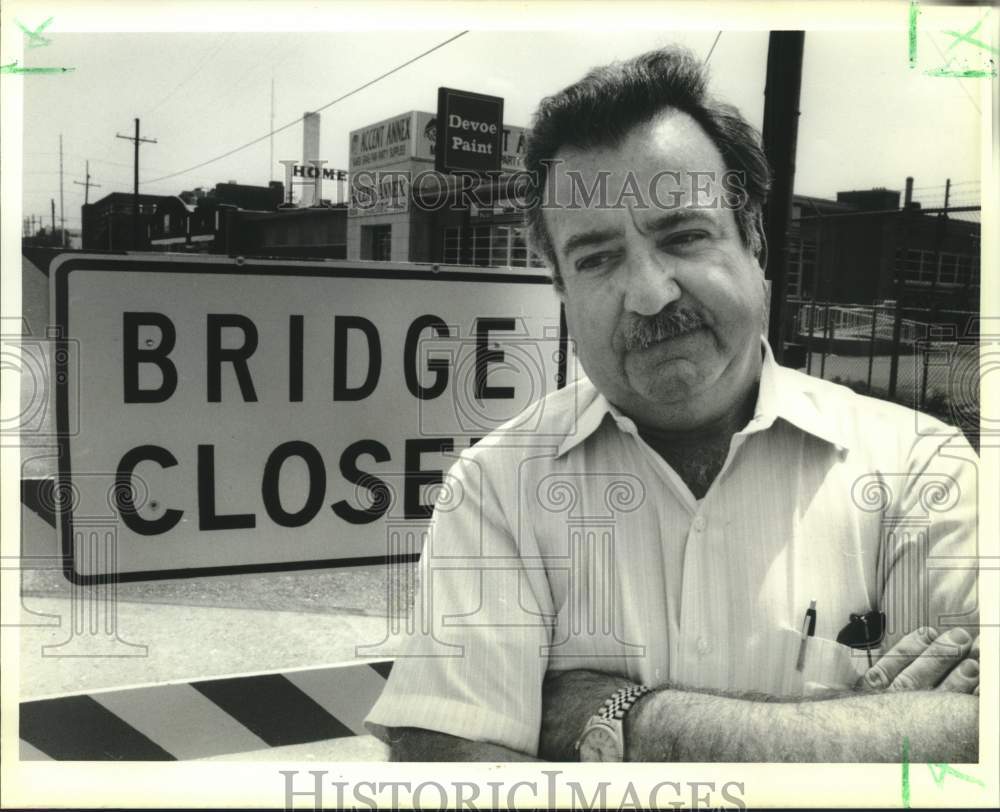 1988 Press Photo John Massey of Devoe Paint poses with closed sign at Jeff Davis - Historic Images