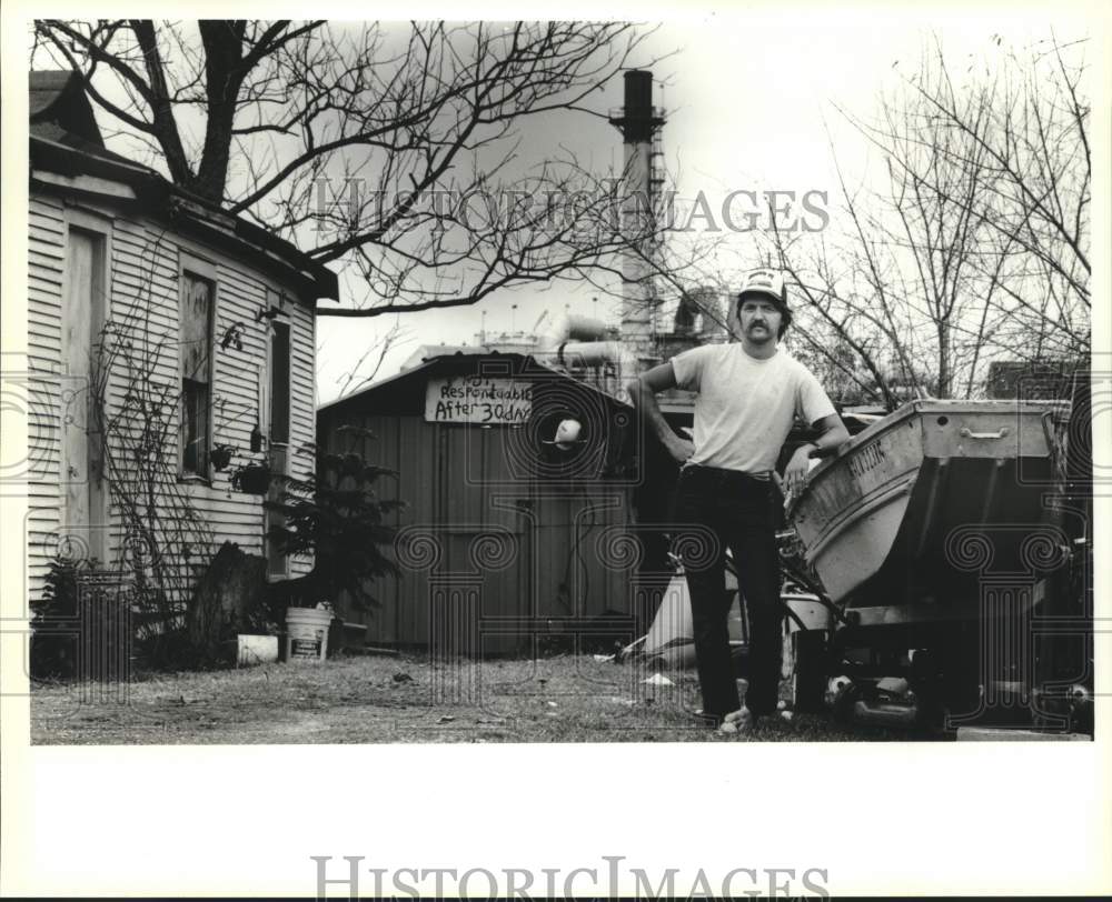 1995 Press Photo Mark Matthews at home at 119 Fortier Heights Dr, Waggaman - Historic Images