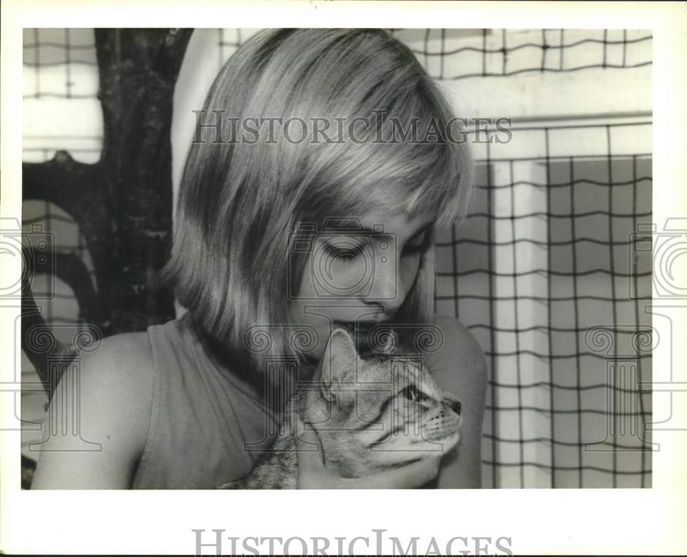 1990 Press Photo Jennifer McAlpine with her cat Punky she adopted, Covington - Historic Images