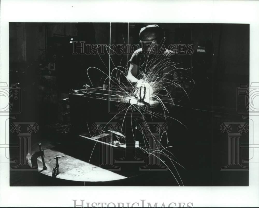 1986 Press Photo Mayville Metal Products Co. worker fabricates custom metal work - Historic Images