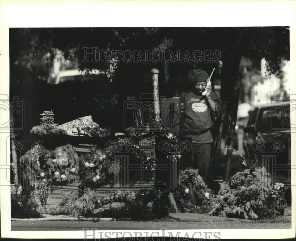 1994 Press Photo Leslie McClendon mans his Christmas ware booth in Midcity - Historic Images