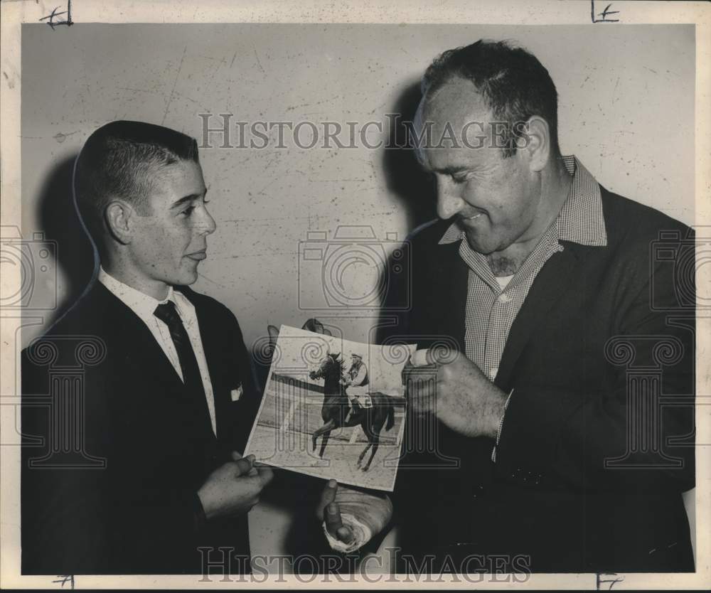 Press Photo Apprentice jockey Kenward Bernis with Trainer Jerr Downs - Historic Images