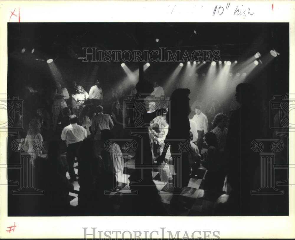 1989 Press Photo Crowds dance to the music at Max in the Warehouse District - Historic Images