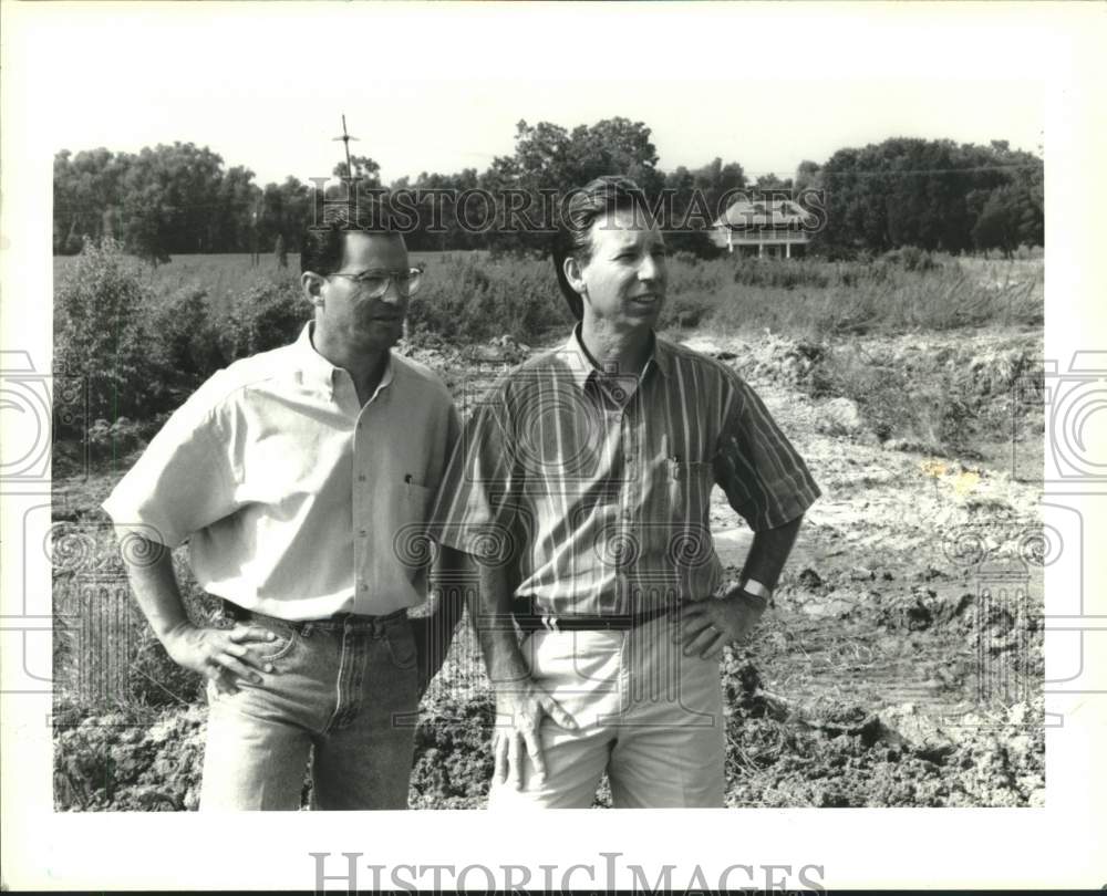 1992 Press Photo Randy Varuso &amp; Phil Mayeaux in  Mereaux planning development - Historic Images