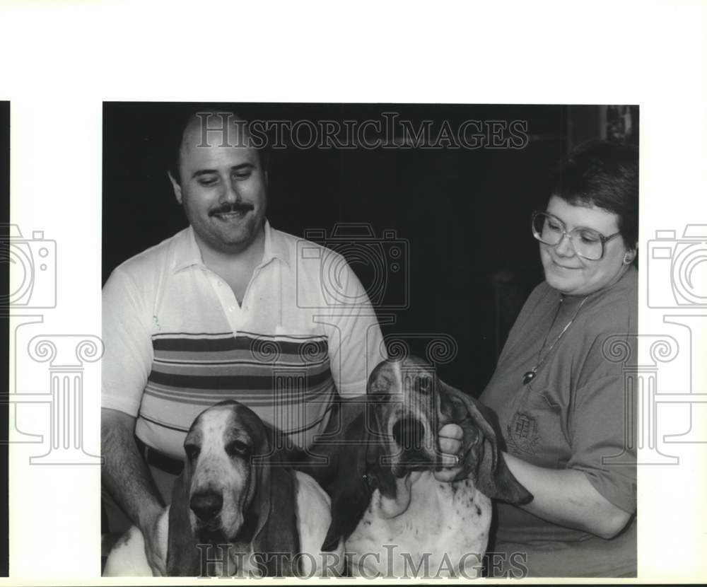 1990 Press Photo Edgar &amp; Karen Mathews with their Basset Hounds, Creole and Jake - Historic Images