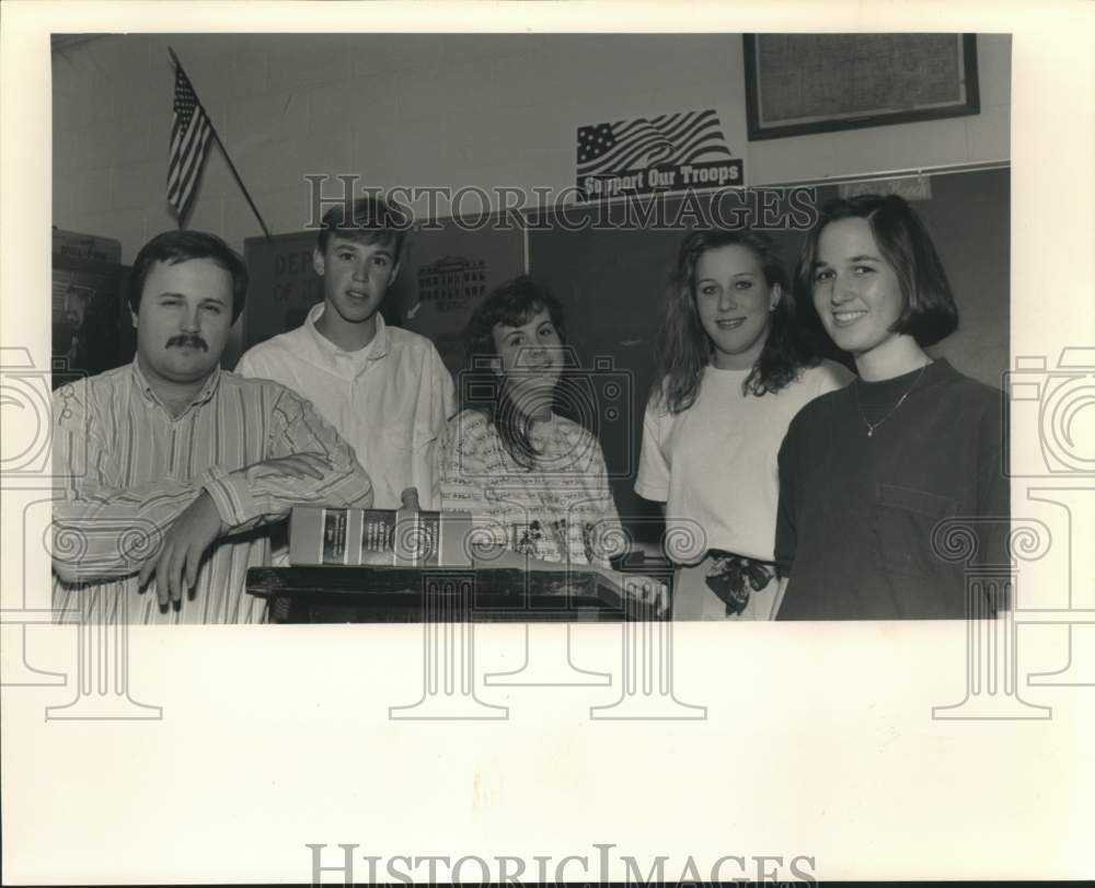 1991 Press Photo Kenny Mathews with some of his YMCA Hi-Y Mock Trail Team - Historic Images