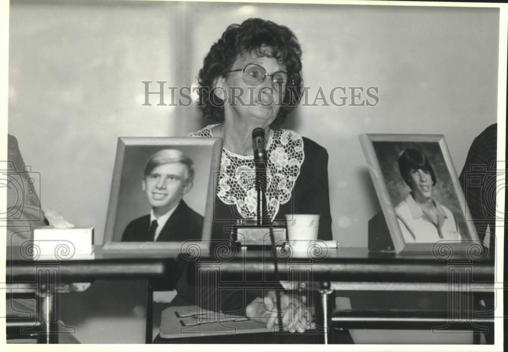 1992 Press Photo V. Mathews talks about her two sons that were killed in Oregon - Historic Images