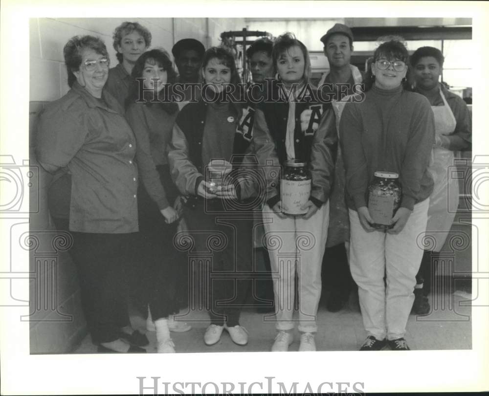 1990 Press Photo Abita Jr High School cafeteria workers and students - Historic Images