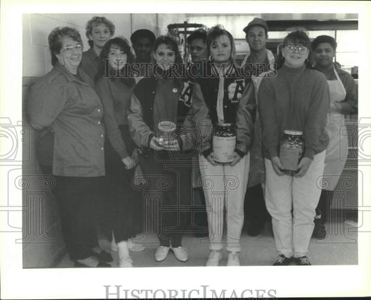 1990 Press Photo Abita Jr High School cafeteria workers and students - Historic Images