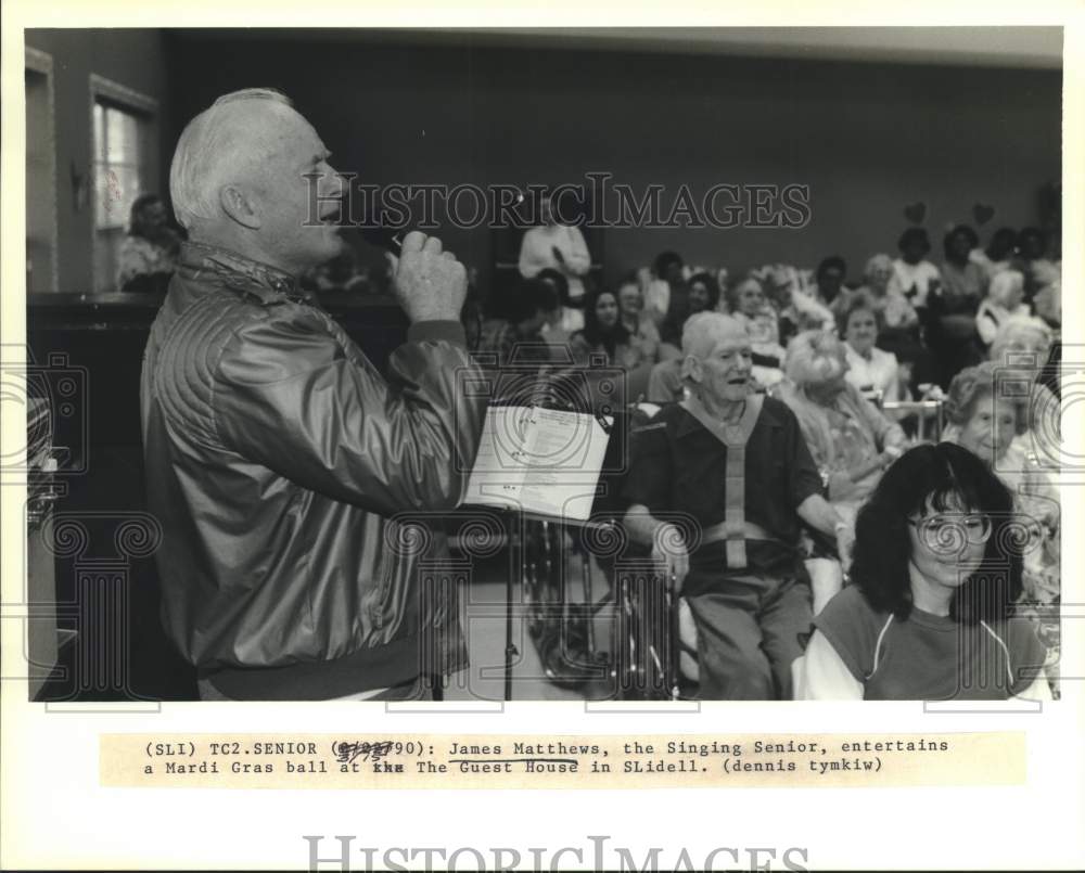 1990 Press Photo James Matthews entertains a Mardi Gras Hall at The Guest House - Historic Images